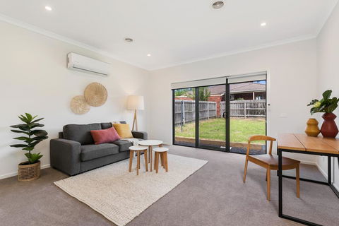 Spacious 4-Bed House With Parking And Backyard - Accommodation Daintree 3