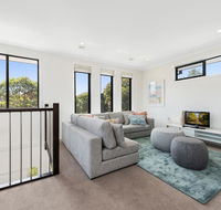 Spacious 4-Bed House with Parking and Backyard - Accommodation Daintree
