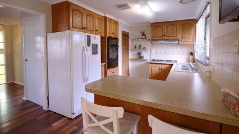 Spacious And Cozy Home Next To Glen Waverley - Accommodation Daintree 3