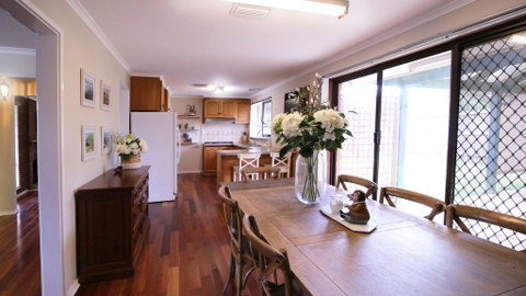 Spacious And Cozy Home Next To Glen Waverley - Accommodation Daintree 1