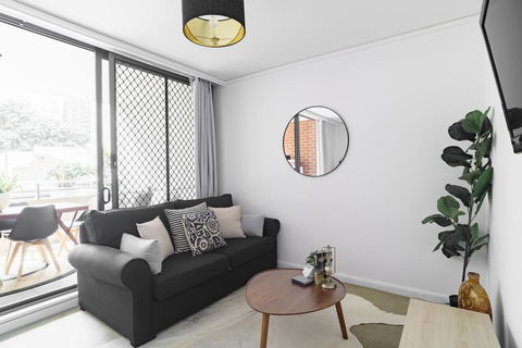 Spacious Apt V Stylish Furniture Pool GYM - Accommodation Daintree 2