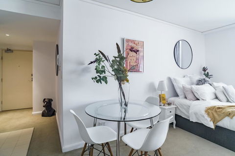 Spacious Apt V Stylish Furniture Pool GYM - Accommodation Daintree 0