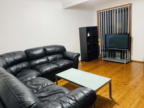 Spacious Townhouse In Wollongong - Accommodation Daintree 1