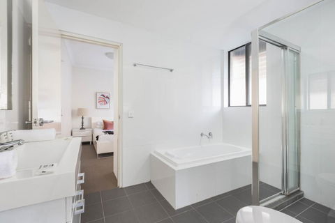 Spacious Two-Bedroom Apartment Near Hospital - Accommodation Daintree 3