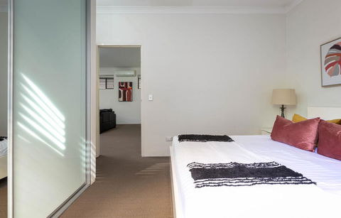 Spacious Two-Bedroom Apartment Near Hospital - Accommodation Daintree 2