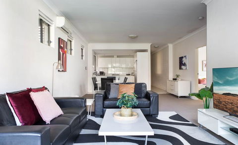 Spacious Two-Bedroom Apartment Near Hospital - Accommodation Daintree 0