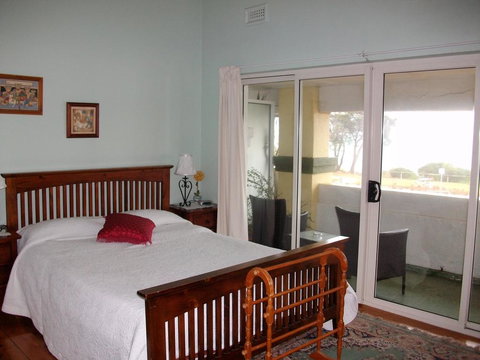 Stella's Dromana Hotel - Accommodation Daintree 2