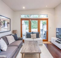 Stunning Townhouse- Quiet Street Close to CBD - Accommodation Daintree