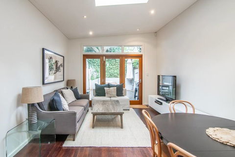 Stunning Townhouse- Quiet Street Close To CBD - Accommodation Daintree 2