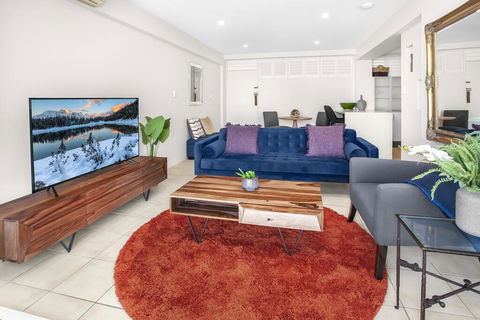 Stylish 2-Bed Apartment With Sweeping River Views - Accommodation Daintree 0