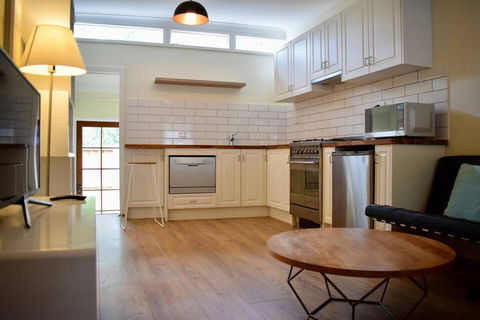Stylish Cute Cottage In McMahons Point - Accommodation Daintree 1