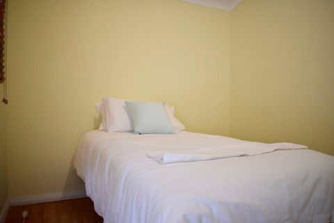 Stylish Cute Cottage In McMahons Point - Accommodation Daintree 3