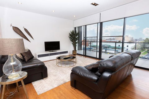 Stylish Inner City Penthouse Apartment - Accommodation Daintree 0