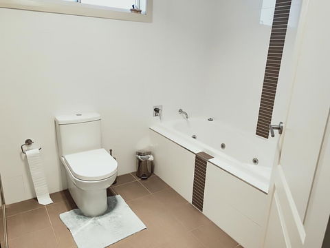 Stylish Private Bathroom-Luxurious Modern Big Home - Accommodation Daintree 2