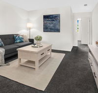 Stylish Split Level Apartment 13 Minutes From City - Accommodation Daintree