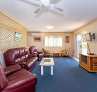 Stylish Unit Opposite Foreshore - Sylvan Beach Esp Bellara - Accommodation Daintree