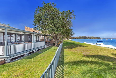 Sunset Beach House - Soldiers Point Sleeps 9 - Accommodation Daintree 1