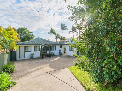 Sunset Beach House - Soldiers Point Sleeps 9 - Accommodation Daintree 2
