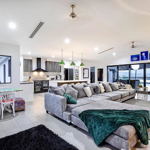 Sunset Penthouse Couples Retreat, Close To Airlie Beach, Champagne On Arrival - Accommodation Daintree 3