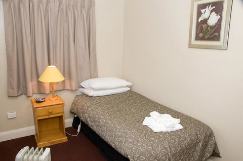 The Alpine Hotel - Accommodation Daintree 3