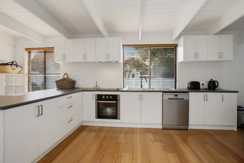 THE ASHMAN HOUSE - Modern And Close To Town - Accommodation Daintree 2