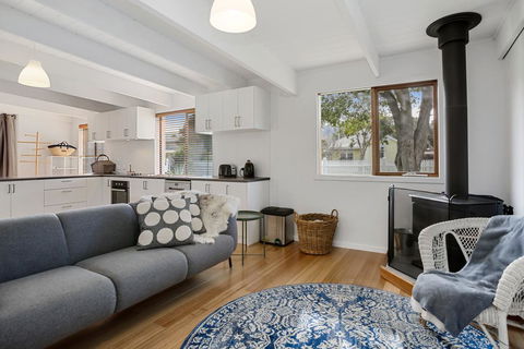 THE ASHMAN HOUSE - Modern And Close To Town - Accommodation Daintree 1