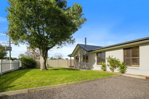 THE ASHMAN HOUSE - Modern And Close To Town - Accommodation Daintree 3
