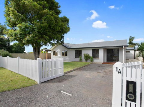 THE ASHMAN HOUSE - Modern And Close To Town - Accommodation Daintree 0