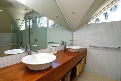THE BEACH HOUSE - Accommodation Daintree 0