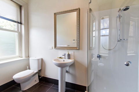 Deloraine Hotel - Accommodation Daintree 25