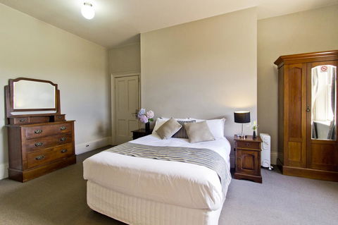 Deloraine Hotel - Accommodation Daintree 26