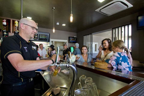 Deloraine Hotel - Accommodation Daintree 12