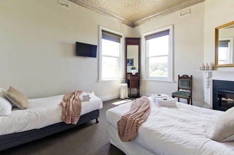 Deloraine Hotel - Accommodation Daintree 21