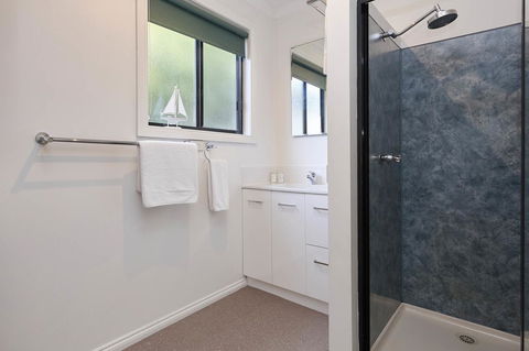KINGFISHER COTTAGE Beachfront At The Binalong Bay - Accommodation Daintree 2