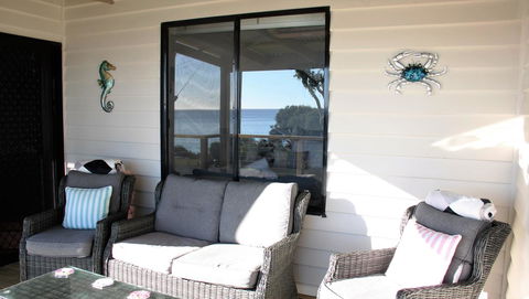 KINGFISHER COTTAGE Beachfront At The Binalong Bay - Accommodation Daintree 7