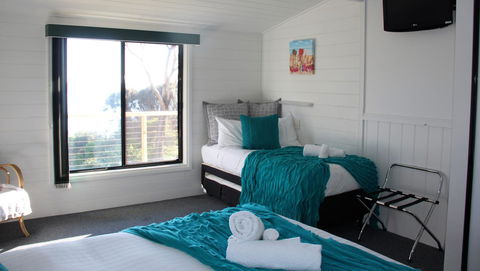 KINGFISHER COTTAGE Beachfront At The Binalong Bay - Accommodation Daintree 5
