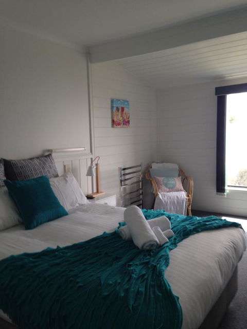 KINGFISHER COTTAGE Beachfront At The Binalong Bay - Accommodation Daintree 23