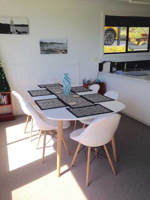KINGFISHER COTTAGE Beachfront At The Binalong Bay - Accommodation Daintree 14