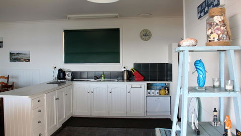 KINGFISHER COTTAGE Beachfront At The Binalong Bay - Accommodation Daintree 20