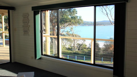 KINGFISHER COTTAGE Beachfront At The Binalong Bay - Accommodation Daintree 13