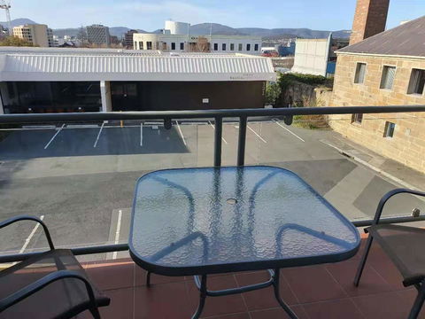 Battery Point Apartment With Car Park - Accommodation Daintree 4