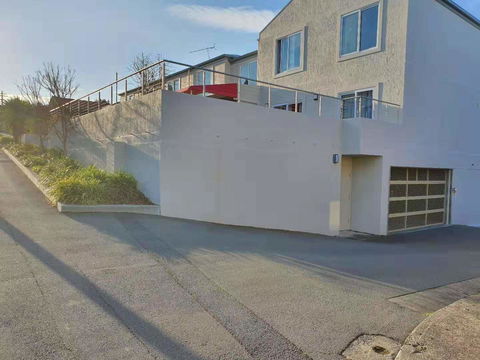 Battery Point Apartment With Car Park - Accommodation Daintree 3