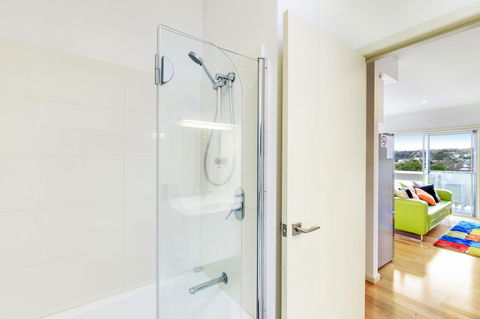 Bellerive Marina View Apartments No 28 - Accommodation Daintree 9