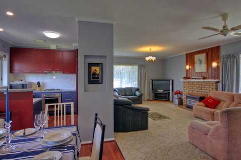 Jacaranda House - Accommodation Daintree 2