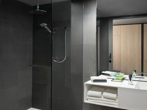 Vibe Hotel Melbourne Docklands - Accommodation Daintree 16