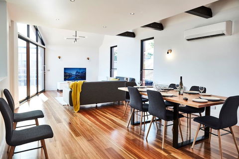 Richmond Â· 3 Level Architecturally Designed Richmond House - Accommodation Daintree 2