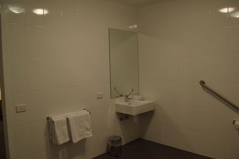 CROWN CENTRAL BUSINESS DISTRICT MOTEL - NO UNDER 18s - Accommodation Daintree 39
