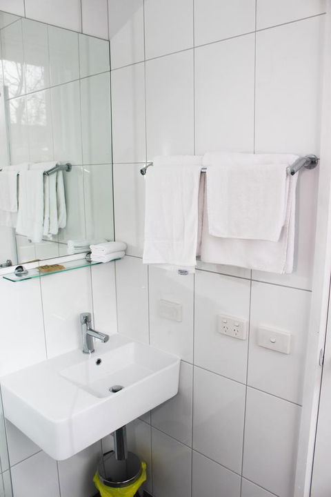 CROWN CENTRAL BUSINESS DISTRICT MOTEL - NO UNDER 18s - Accommodation Daintree 42