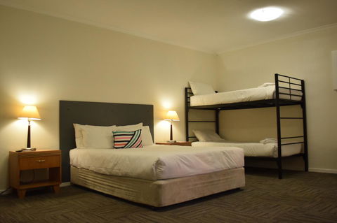 CROWN CENTRAL BUSINESS DISTRICT MOTEL - NO UNDER 18s - Accommodation Daintree 40