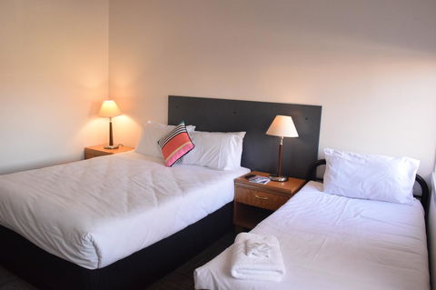 CROWN CENTRAL BUSINESS DISTRICT MOTEL - NO UNDER 18s - Accommodation Daintree 31